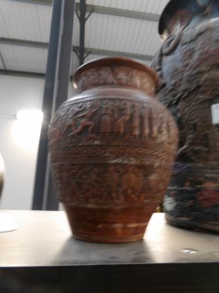 A large oriental vase, - Image 3 of 3