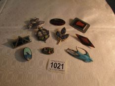 A mixed lot of brooches