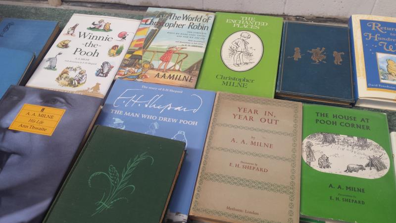 A A Milne. Winnie the Pooh various editions. Some 30 volumes. - Bild 2 aus 5