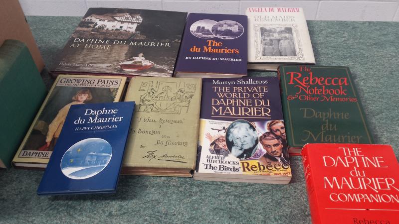 Daphne du Maurier a collection of books about Daphne du Maurier together with other classic crime - Bild 2 aus 4