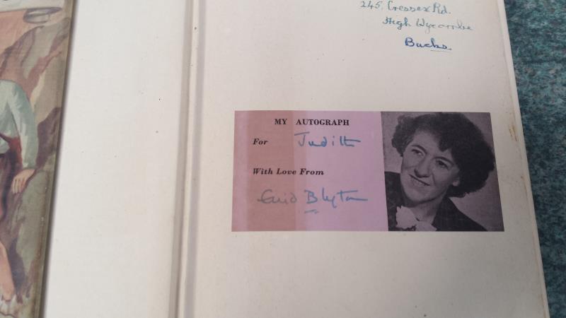 Enid Blyton signed copies - Sea of Adventure in jacket with signed presentation slip, Circus of - Bild 3 aus 8