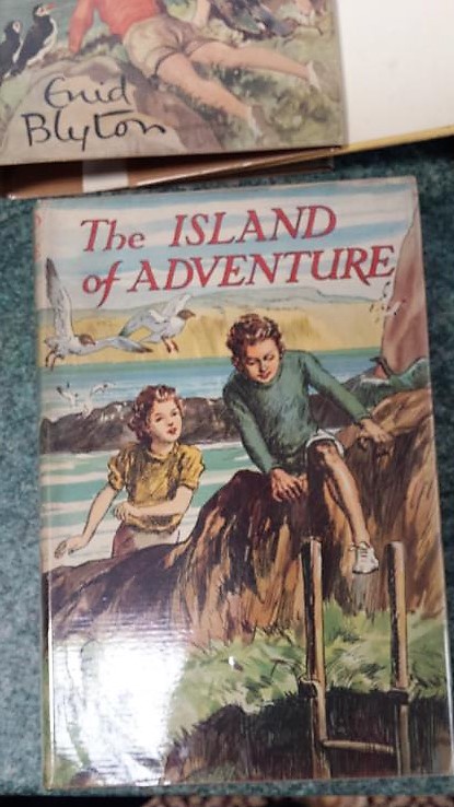 Enid Blyton signed copies - Sea of Adventure in jacket with signed presentation slip, Circus of - Bild 8 aus 8