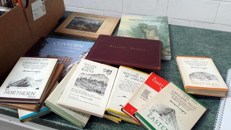 English and Welsh topographical books. A large quantity to include Wainwright. Approx 200 volumes in - Bild 6 aus 6