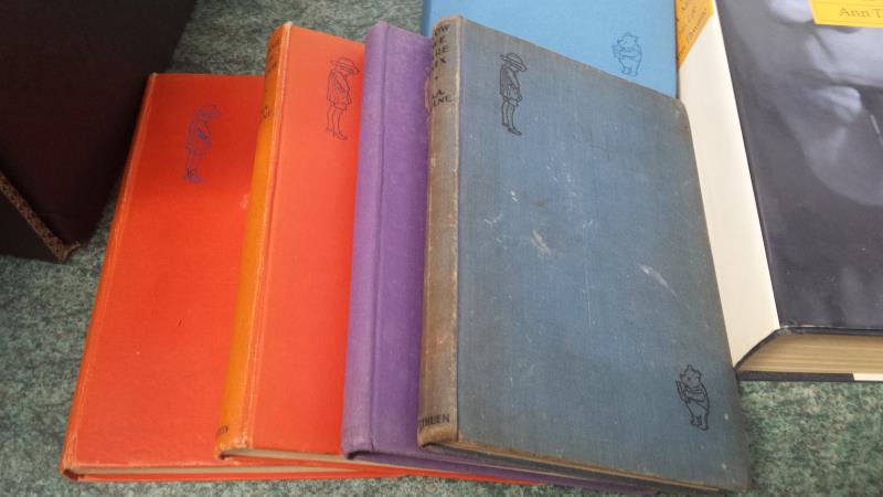 A A Milne. Winnie the Pooh various editions. Some 30 volumes. - Bild 4 aus 5