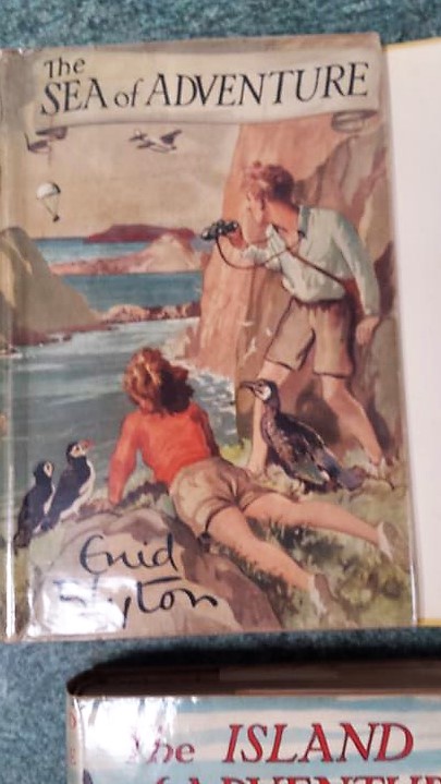 Enid Blyton signed copies - Sea of Adventure in jacket with signed presentation slip, Circus of - Bild 7 aus 8