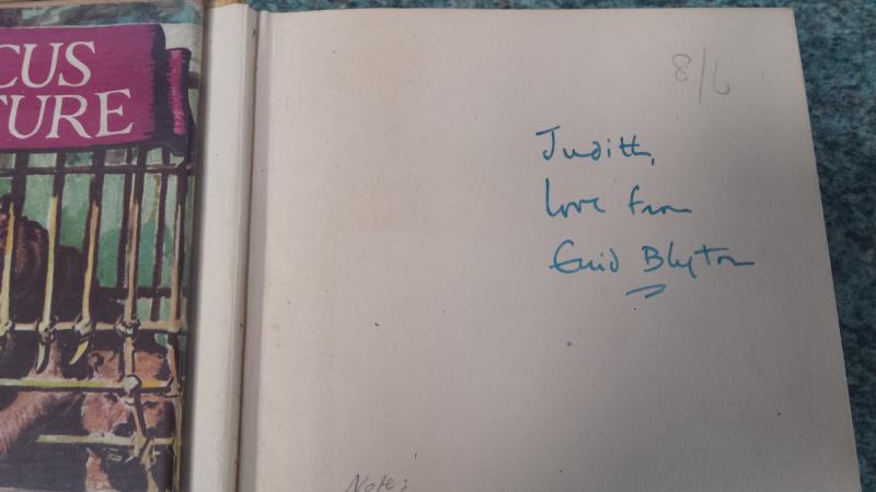 Enid Blyton signed copies - Sea of Adventure in jacket with signed presentation slip, Circus of - Bild 5 aus 8