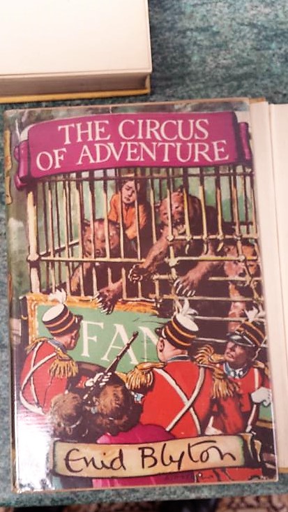 Enid Blyton signed copies - Sea of Adventure in jacket with signed presentation slip, Circus of - Bild 6 aus 8