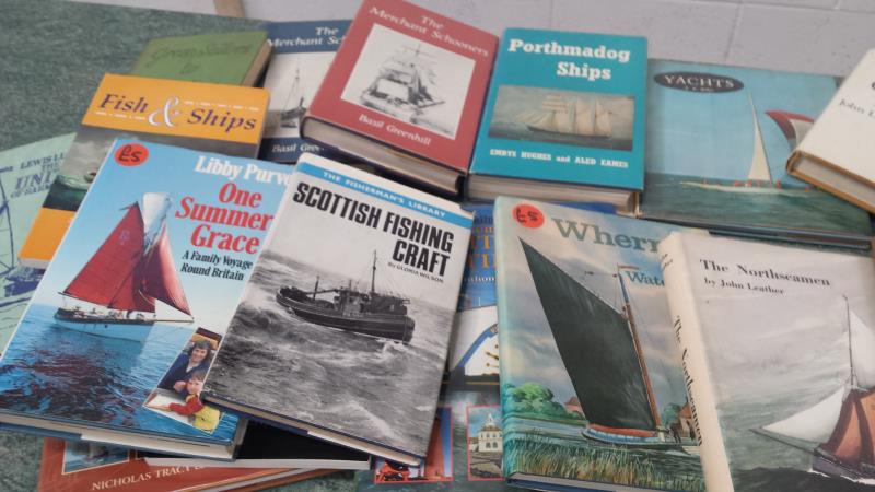 Sailing and Ships interest - a collection of approx 25 books including The Merhant Schoonerby - Bild 2 aus 3