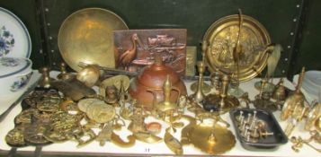 A shelf of assorted brass ware including horse brasses