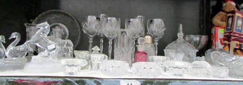 A shelf of assorted glass ware including animals