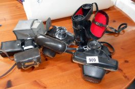 A mixed lot of vintage cameras & binoculars etc.