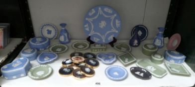 A mixed lot of Wedgwood and Peter Bates cameo discs