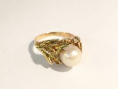 An 18ct gold ring set cultured pearl, hall marked Sheffield 1903/04, gross weight 7.