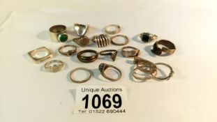 19 assorted silver rings to include malachite and jet