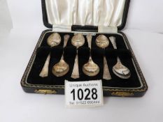 A cased set of 6 silver tea spoons, hall marked Birmingham 1962, 46.