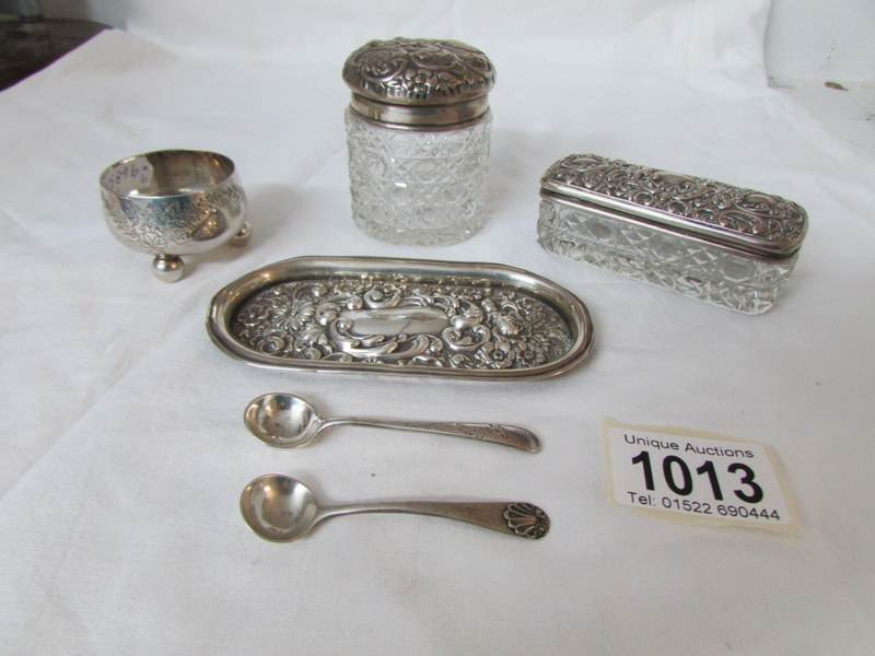 2 silver condiment spoons, a silver salt,