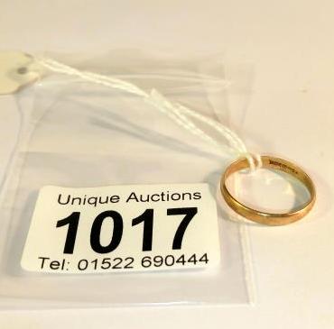 A 9ct gold wedding ring,