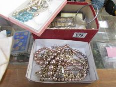 A mixed lot of jewellery including pearls