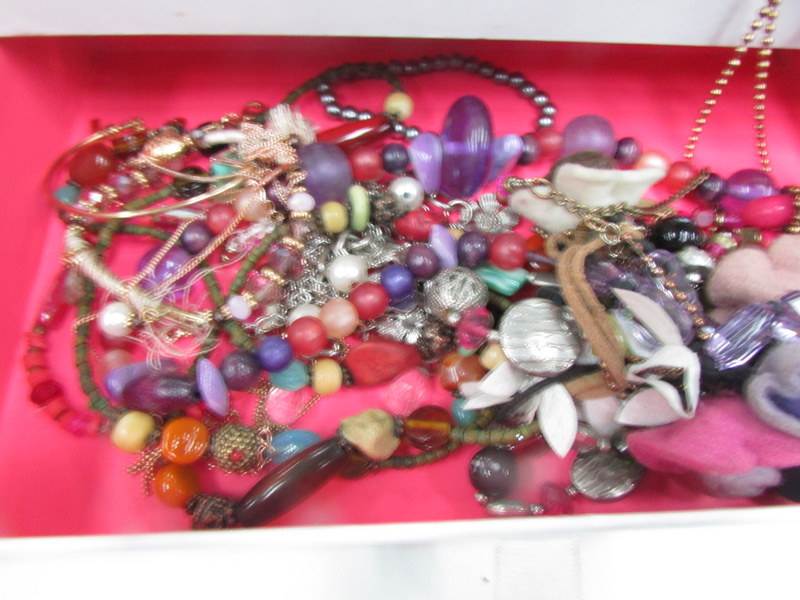 A jewellery box and costume jewellery - Image 3 of 3