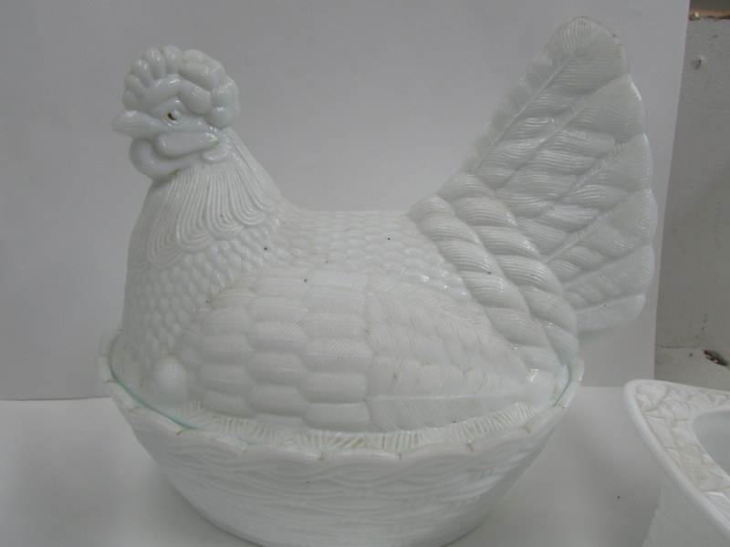 A milk glass hen egg crock, - Image 2 of 4