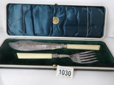 A cased pair of Edwardian fish servers