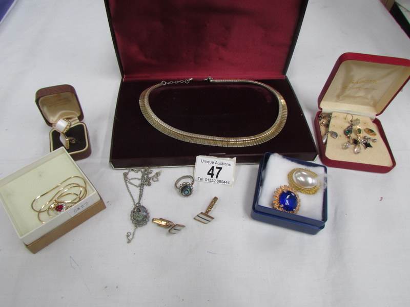 A mixed lot of costume jewellery