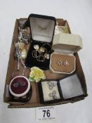 A quantity of vintage jewellery,