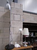 A quantity of desk and table lamps