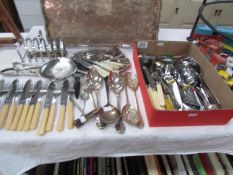 A mixed lot of cutlery