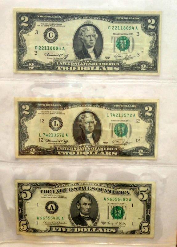 A folder of approximately 85 world bank notes, - Image 6 of 36