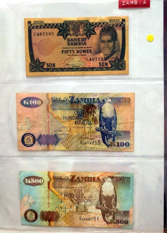 A folder of approximately 85 world bank notes, - Image 31 of 36