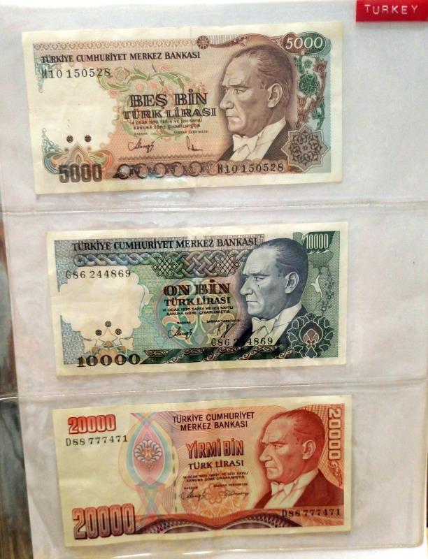 A folder of approximately 85 world bank notes, - Image 30 of 36