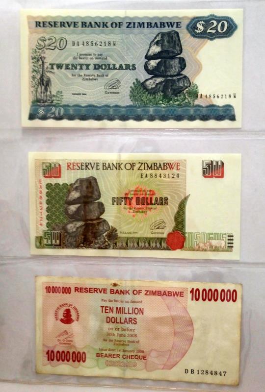 A folder of approximately 85 world bank notes, - Image 35 of 36