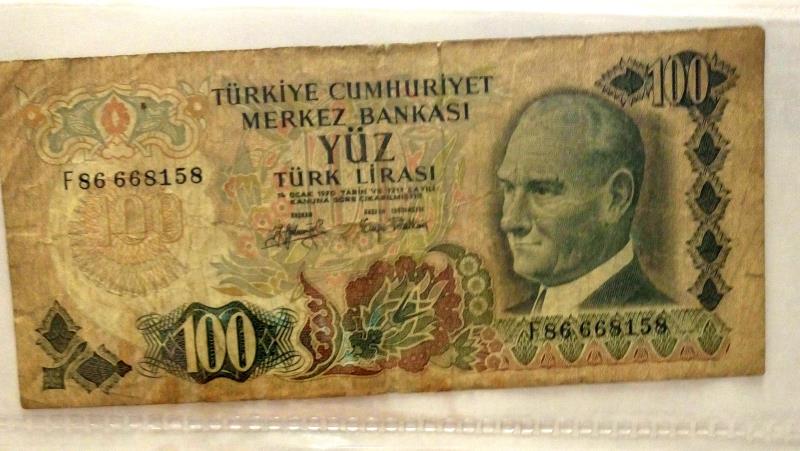 A folder of approximately 85 world bank notes, - Image 34 of 36