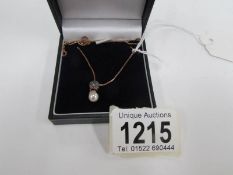 A 9ct yellow gold box link chain with pearl pendant