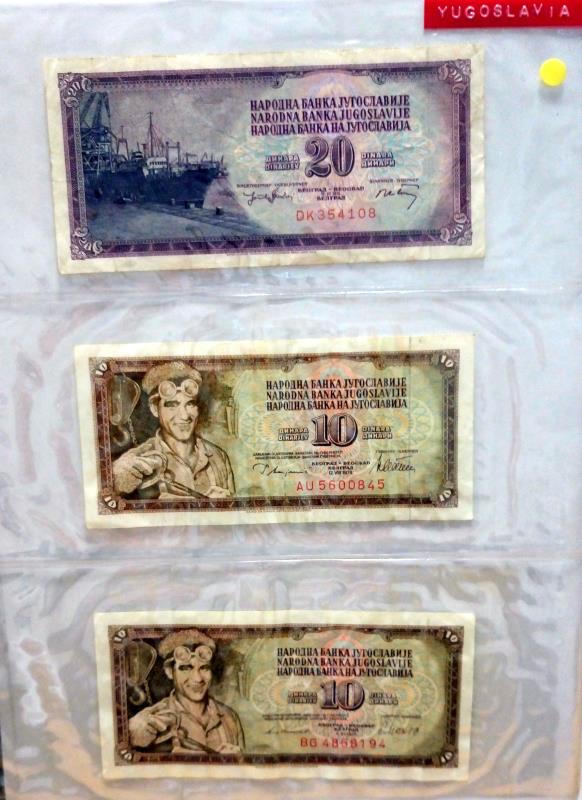 A folder of approximately 85 world bank notes, - Image 15 of 36