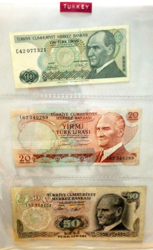 A folder of approximately 85 world bank notes, - Image 2 of 36