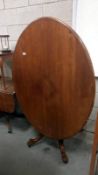 A mahogany oval loo table