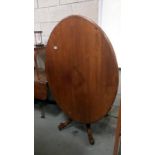 A mahogany oval loo table