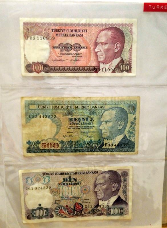 A folder of approximately 85 world bank notes, - Image 32 of 36