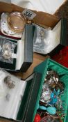 A mixed lot of costume jewellery,