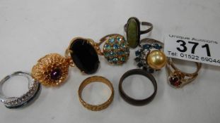 A mixed lot of old costume rings