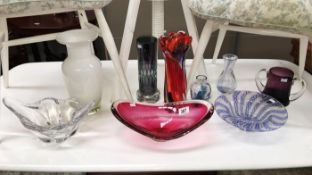 9 items of art glass (some signed)