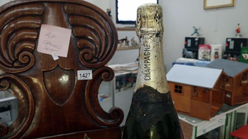 A bottle of vintage champagne - label badly deteriorated - Bild 3 aus 3