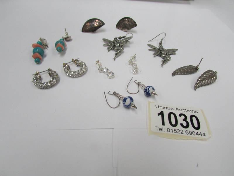 7 pairs of ear pendants including 4 silver