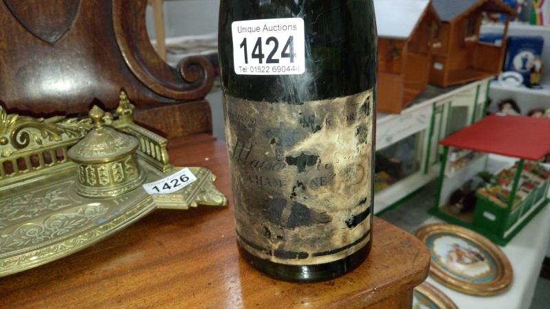 A bottle of vintage champagne - label badly deteriorated - Bild 2 aus 3