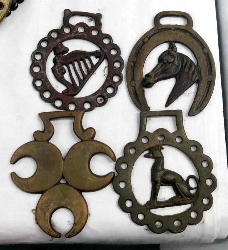 A quantity of horse brasses, - Image 9 of 10