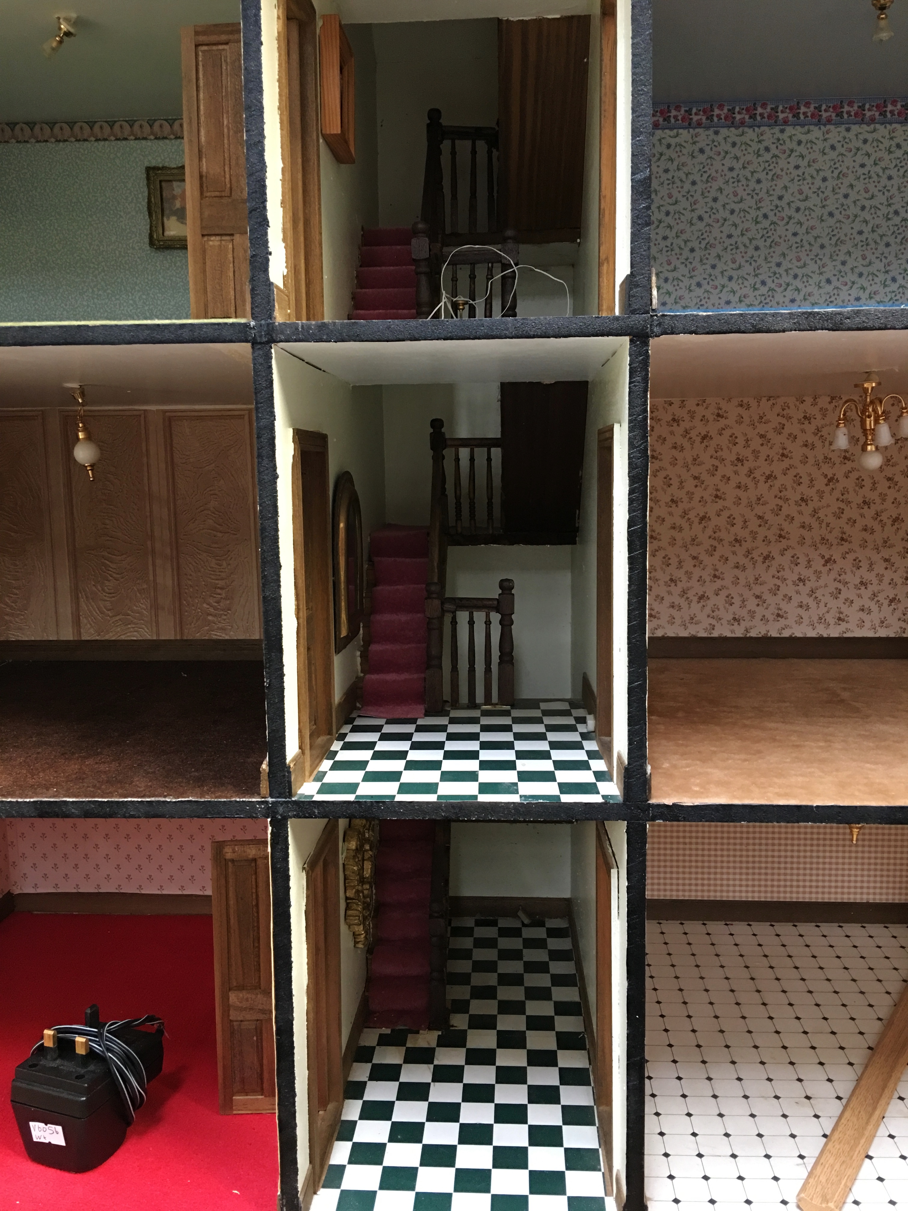 A four storey dolls house - Image 3 of 5