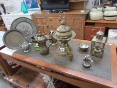 A mixed lot of mainly brass ware