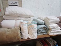 A mixed lot of linen including duvet sets, cushions, duvet,